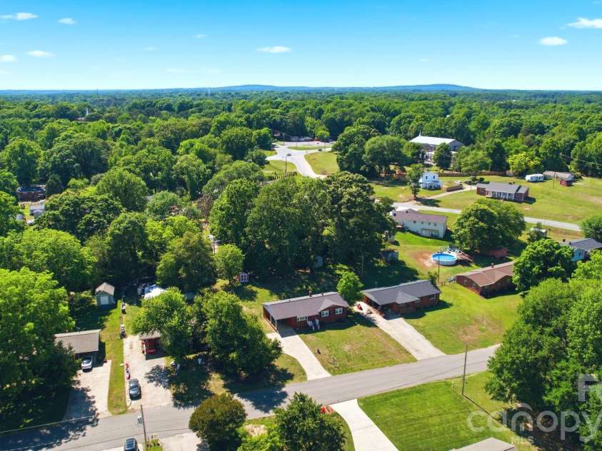 207 Starview Lane, Dallas, NC 28034.  MLS# CAR4381251, YatesRealty ID 24164. 