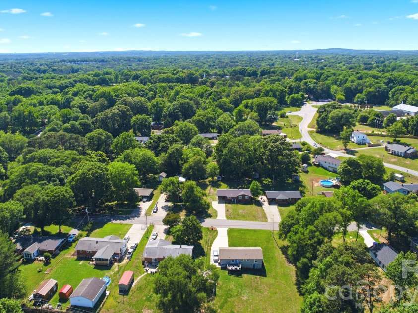 207 Starview Lane, Dallas, NC 28034.  MLS# CAR4381251, YatesRealty ID 24164. 