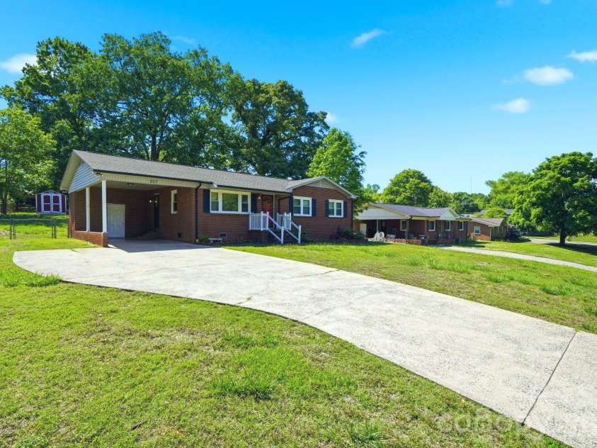 207 Starview Lane, Dallas, NC 28034.  MLS# CAR4381251, YatesRealty ID 24164. 