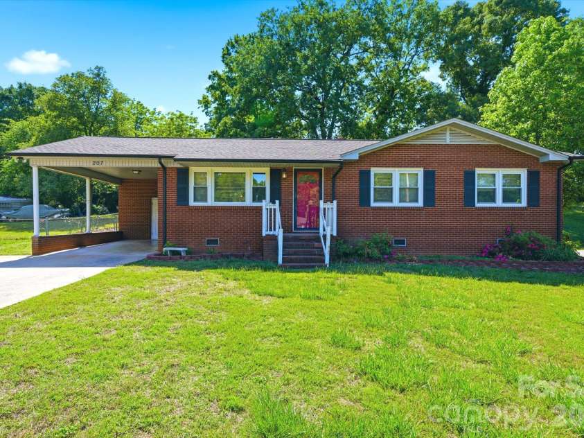 207 Starview Lane, Dallas, NC 28034.  MLS# CAR4381251, YatesRealty ID 24164. 