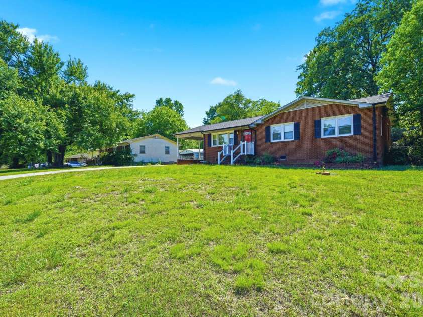 207 Starview Lane, Dallas, NC 28034.  MLS# CAR4381251, YatesRealty ID 24164. 