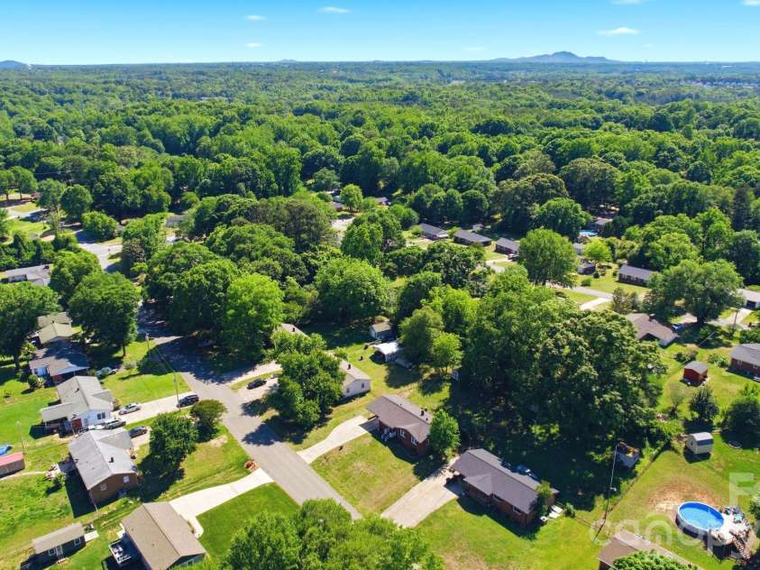 207 Starview Lane, Dallas, NC 28034.  MLS# CAR4381251, YatesRealty ID 24164. 