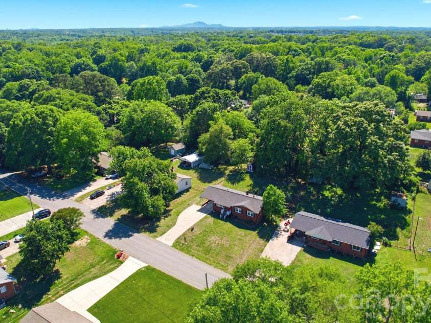 207 Starview Lane, Dallas, NC 28034.  MLS# CAR4381251, YatesRealty ID 24164. 