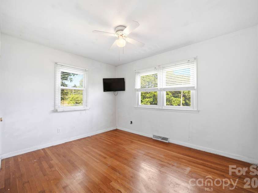 207 Starview Lane, Dallas, NC 28034.  MLS# CAR4381251, YatesRealty ID 24164. 