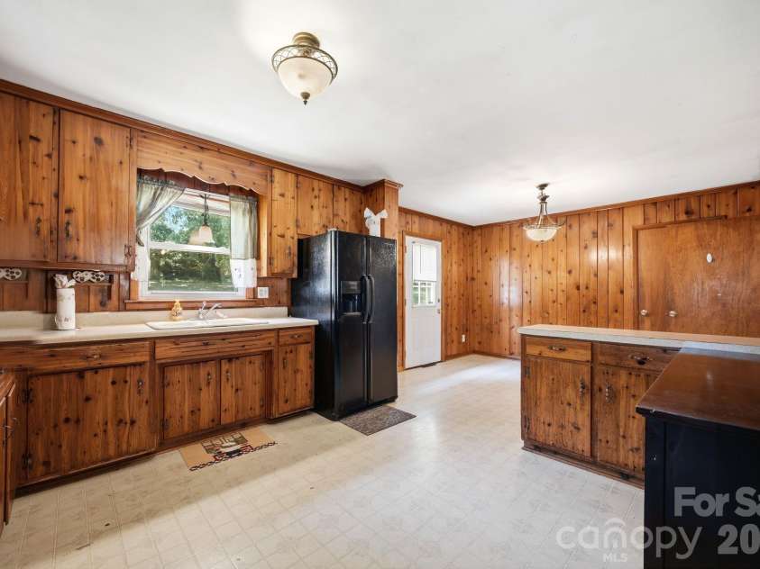 207 Starview Lane, Dallas, NC 28034.  MLS# CAR4381251, YatesRealty ID 24164. 