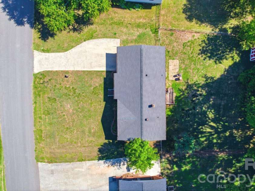 207 Starview Lane, Dallas, NC 28034.  MLS# CAR4381251, YatesRealty ID 24164. 