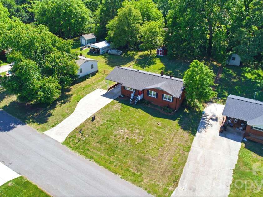 207 Starview Lane, Dallas, NC 28034.  MLS# CAR4381251, YatesRealty ID 24164. 