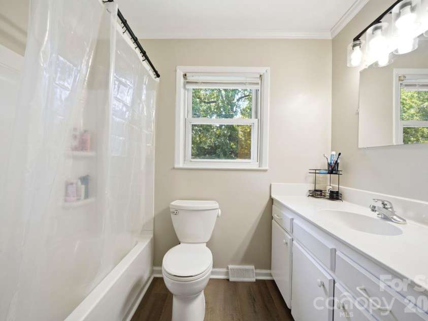 207 Starview Lane, Dallas, NC 28034.  MLS# CAR4381251, YatesRealty ID 24164. Bathroom