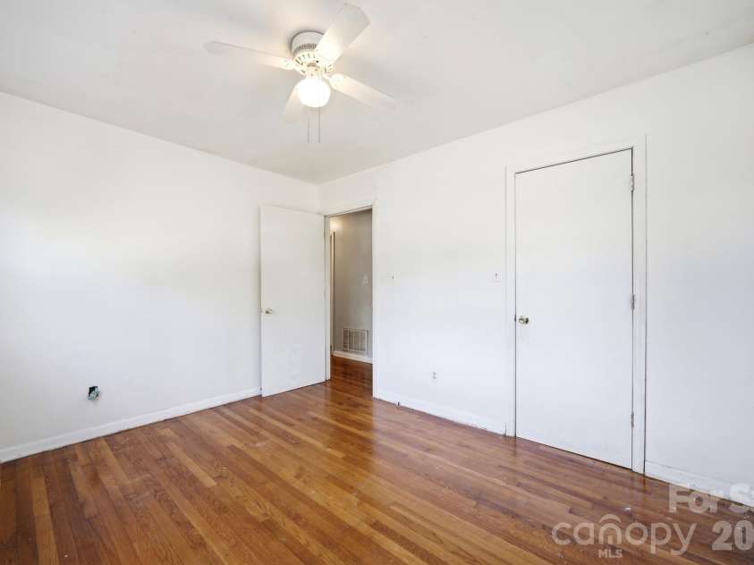 207 Starview Lane, Dallas, NC 28034.  MLS# CAR4381251, YatesRealty ID 24164. Bed 2