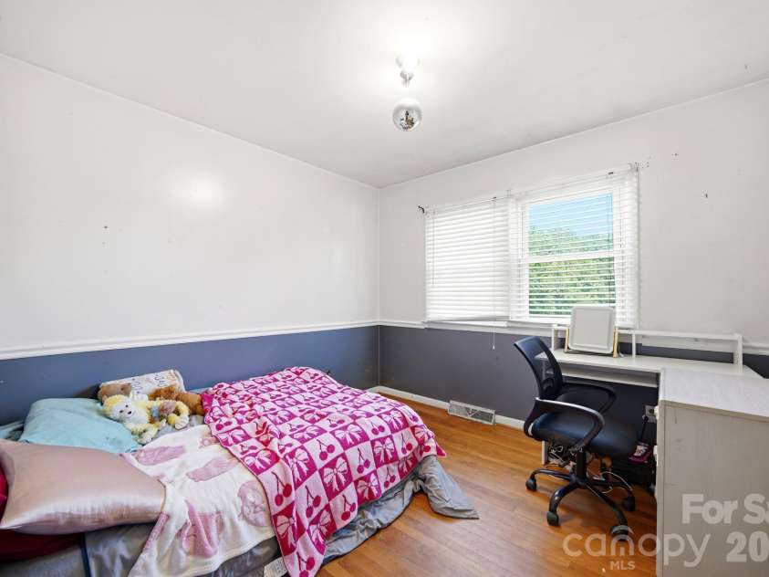 207 Starview Lane, Dallas, NC 28034.  MLS# CAR4381251, YatesRealty ID 24164. Bed 3