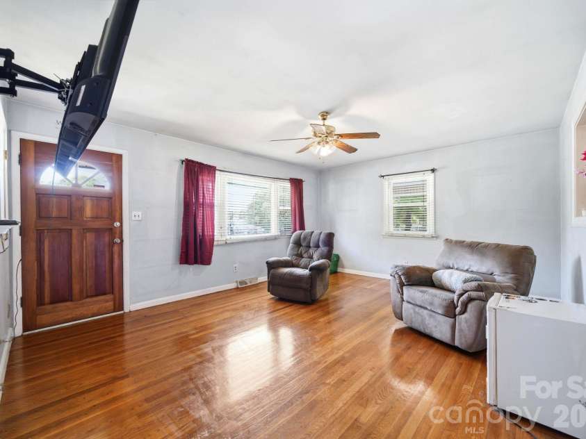 207 Starview Lane, Dallas, NC 28034.  MLS# CAR4381251, YatesRealty ID 24164. Front door / living room