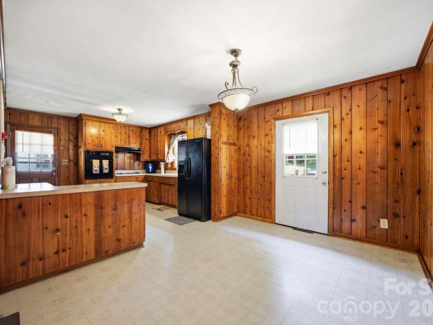 207 Starview Lane, Dallas, NC 28034.  MLS# CAR4381251, YatesRealty ID 24164. Kitchen