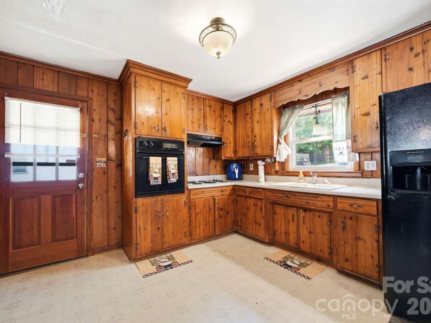207 Starview Lane, Dallas, NC 28034.  MLS# CAR4381251, YatesRealty ID 24164. Kitchen