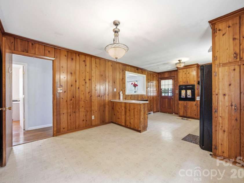 207 Starview Lane, Dallas, NC 28034.  MLS# CAR4381251, YatesRealty ID 24164. Kitchen / side entryway