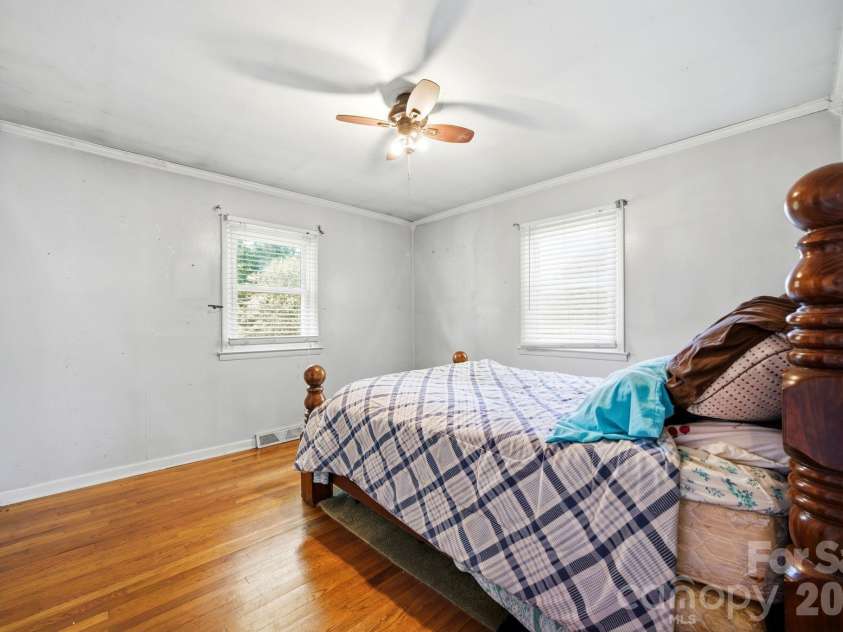 207 Starview Lane, Dallas, NC 28034.  MLS# CAR4381251, YatesRealty ID 24164. Primary Bedroom