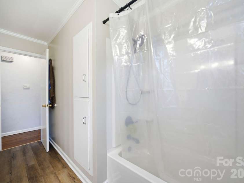 207 Starview Lane, Dallas, NC 28034.  MLS# CAR4381251, YatesRealty ID 24164. Updated bathroom