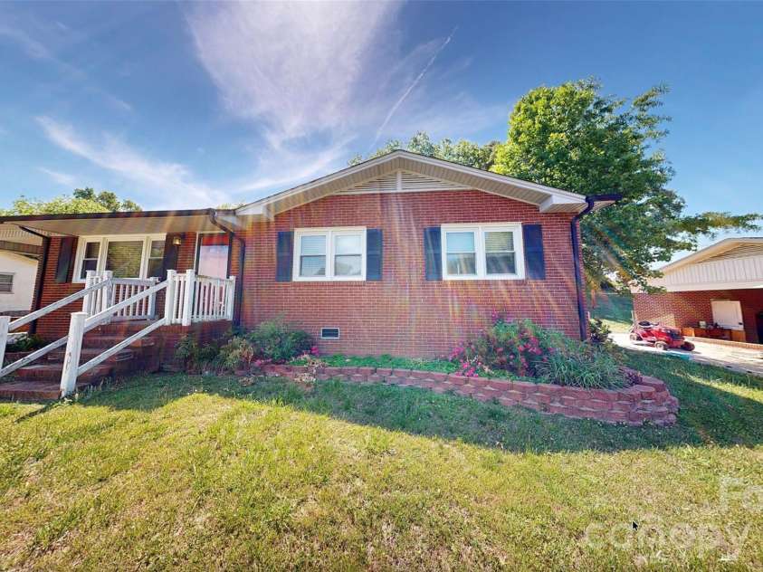 207 Starview Lane, Dallas, NC 28034.  MLS# CAR4381251, YatesRealty ID 24164. Welcome to 207 Starview