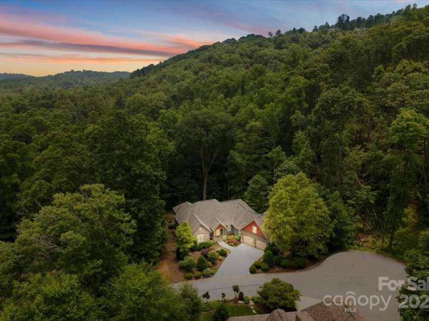 311 Carriage Crest Drive, Hendersonville, NC 28791.  MLS# CAR4263699, YatesRealty ID 24164. 