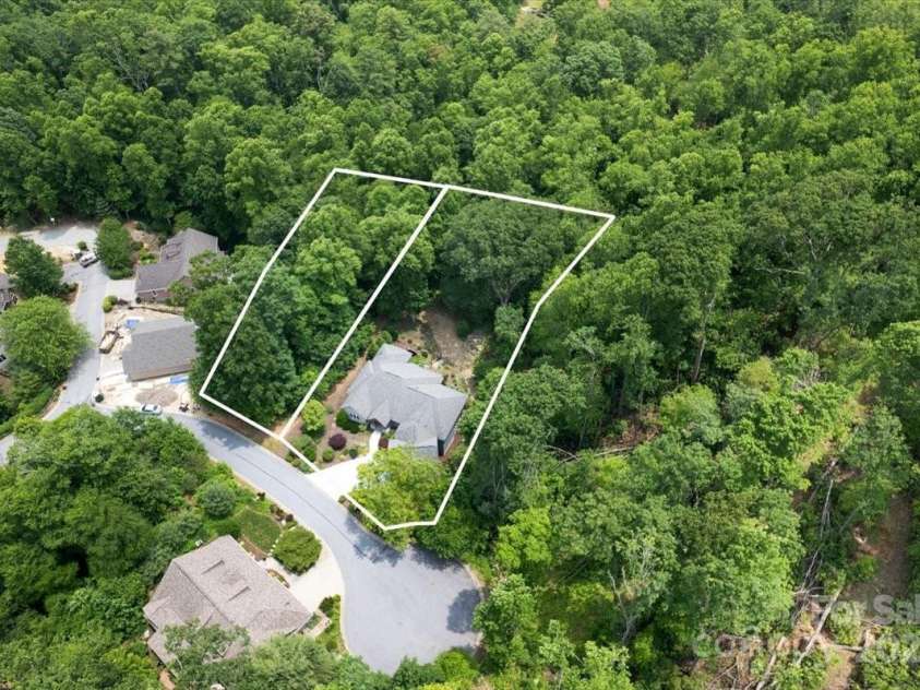 311 Carriage Crest Drive, Hendersonville, NC 28791.  MLS# CAR4263699, YatesRealty ID 24164. Approximate lot lines