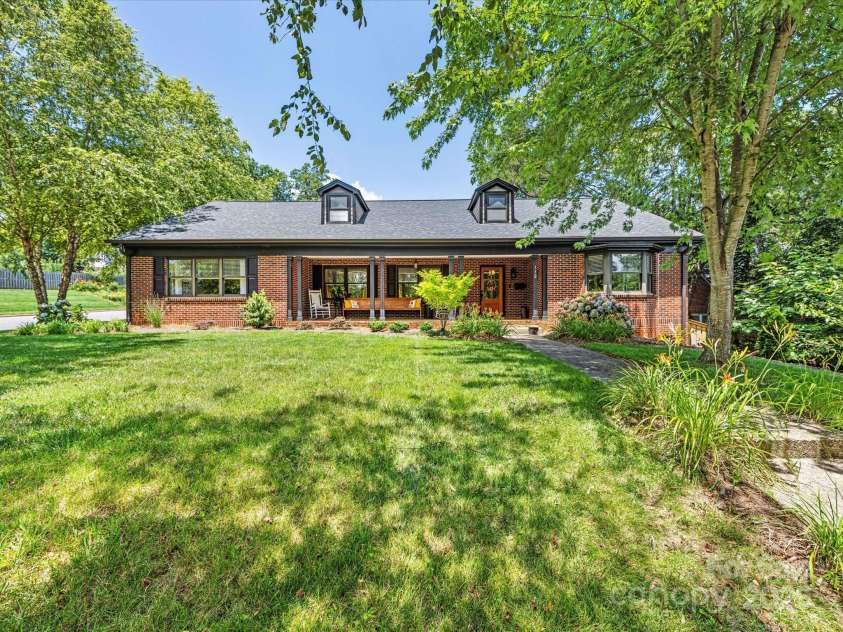 112 8th Avenue, Hickory, NC 28601.  MLS# CAR4275823, YatesRealty ID 24165. 