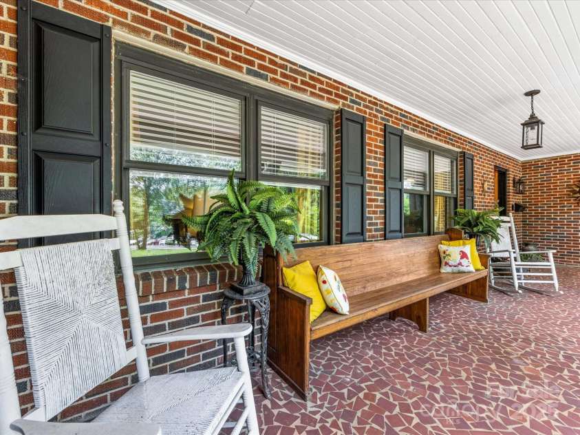 112 8th Avenue, Hickory, NC 28601.  MLS# CAR4275823, YatesRealty ID 24165. 