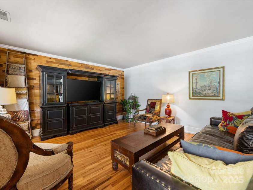 112 8th Avenue, Hickory, NC 28601.  MLS# CAR4275823, YatesRealty ID 24165. 