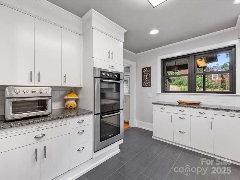 112 8th Avenue, Hickory, NC 28601.  MLS# CAR4275823, YatesRealty ID 24165. 