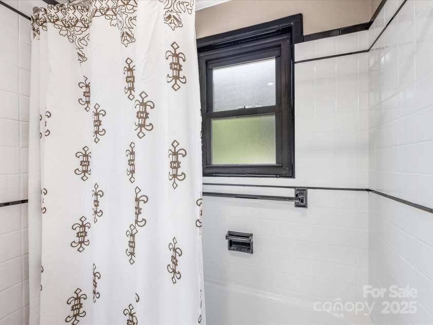 112 8th Avenue, Hickory, NC 28601.  MLS# CAR4275823, YatesRealty ID 24165. 