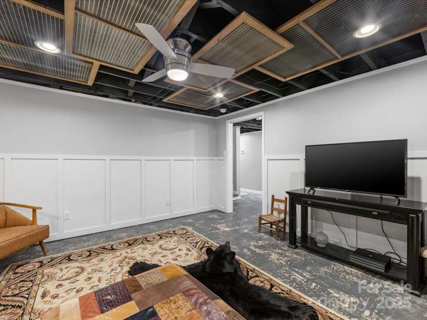 112 8th Avenue, Hickory, NC 28601.  MLS# CAR4275823, YatesRealty ID 24165. 