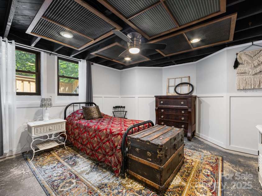 112 8th Avenue, Hickory, NC 28601.  MLS# CAR4275823, YatesRealty ID 24165. 