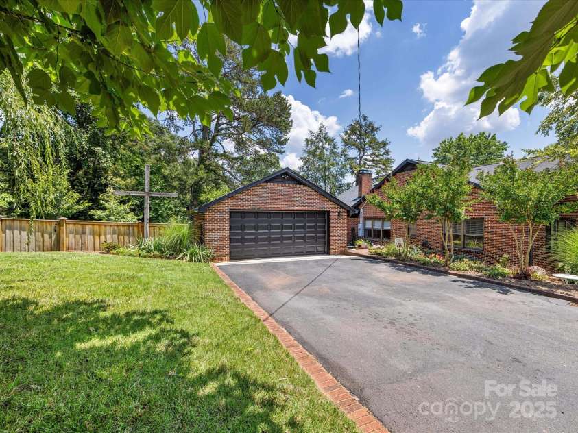 112 8th Avenue, Hickory, NC 28601.  MLS# CAR4275823, YatesRealty ID 24165. 