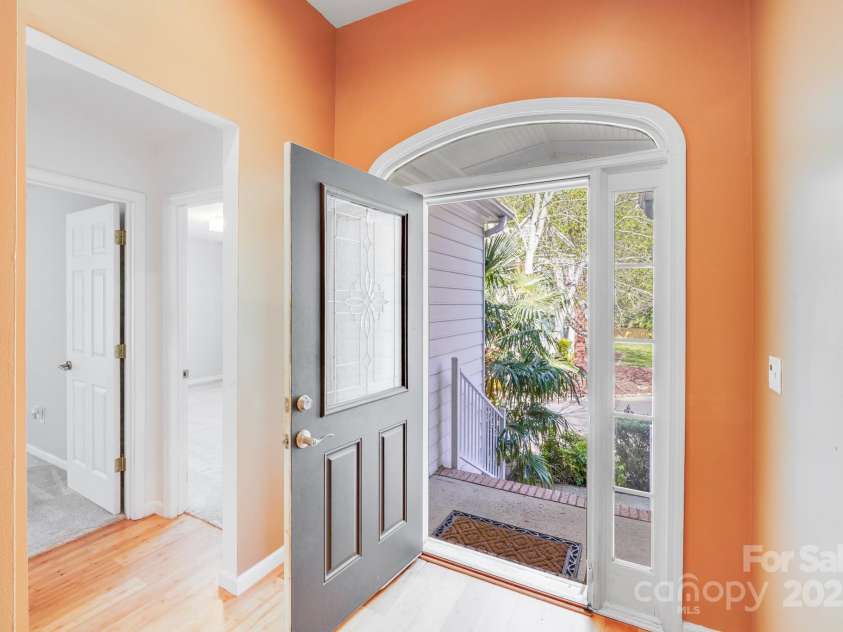 13817 Kings Carriage Lane, Charlotte, NC 28278.  MLS# CAR4248092, YatesRealty ID 24167. 