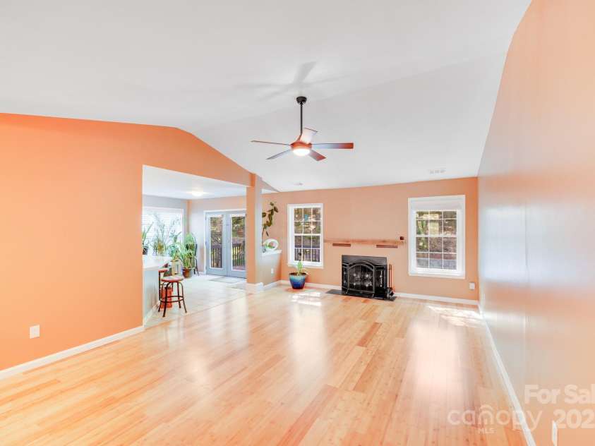 13817 Kings Carriage Lane, Charlotte, NC 28278.  MLS# CAR4248092, YatesRealty ID 24167. 