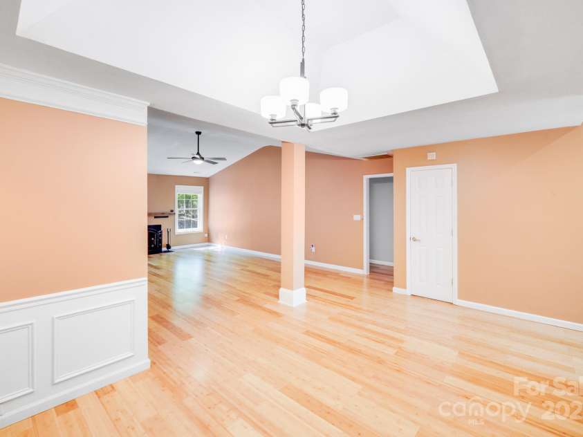 13817 Kings Carriage Lane, Charlotte, NC 28278.  MLS# CAR4248092, YatesRealty ID 24167. 