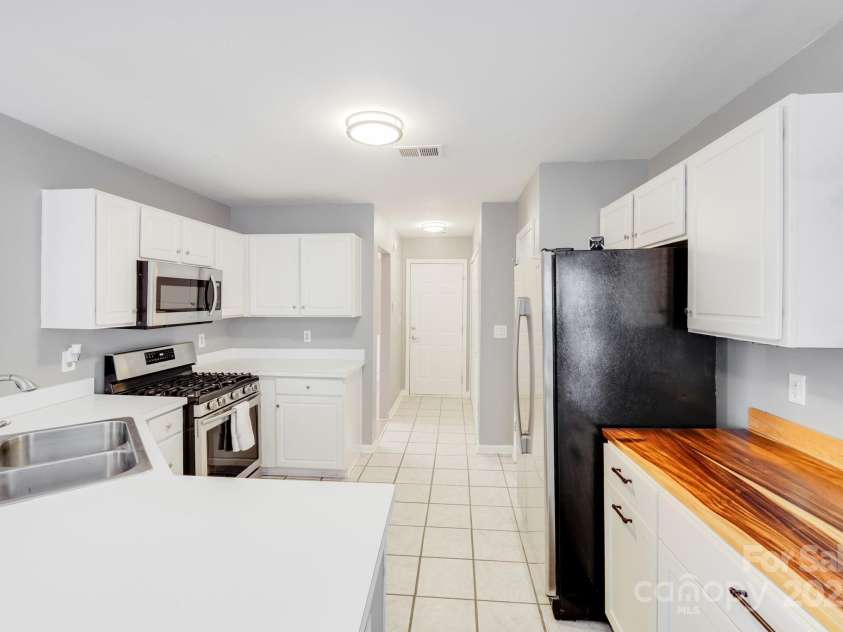 13817 Kings Carriage Lane, Charlotte, NC 28278.  MLS# CAR4248092, YatesRealty ID 24167. 