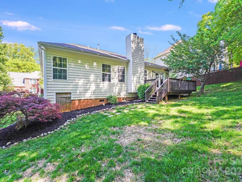 13817 Kings Carriage Lane, Charlotte, NC 28278.  MLS# CAR4248092, YatesRealty ID 24167. 