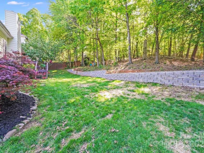 13817 Kings Carriage Lane, Charlotte, NC 28278.  MLS# CAR4248092, YatesRealty ID 24167. 