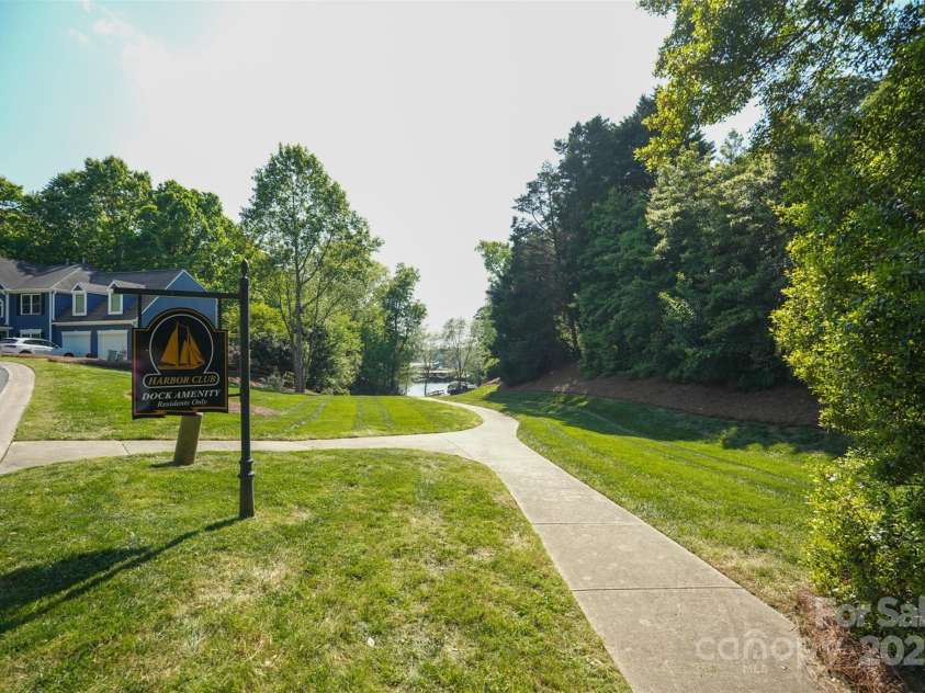 13817 Kings Carriage Lane, Charlotte, NC 28278.  MLS# CAR4248092, YatesRealty ID 24167. 