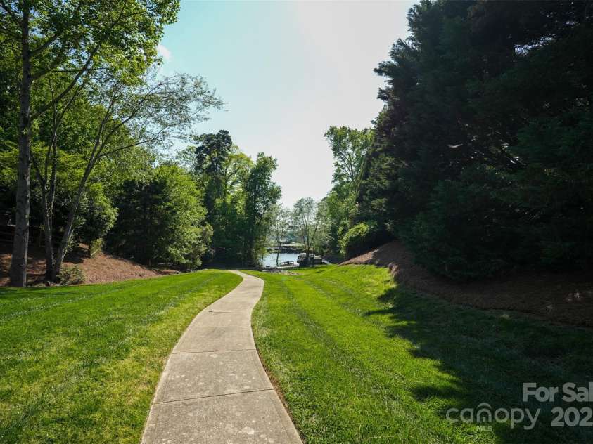 13817 Kings Carriage Lane, Charlotte, NC 28278.  MLS# CAR4248092, YatesRealty ID 24167. 