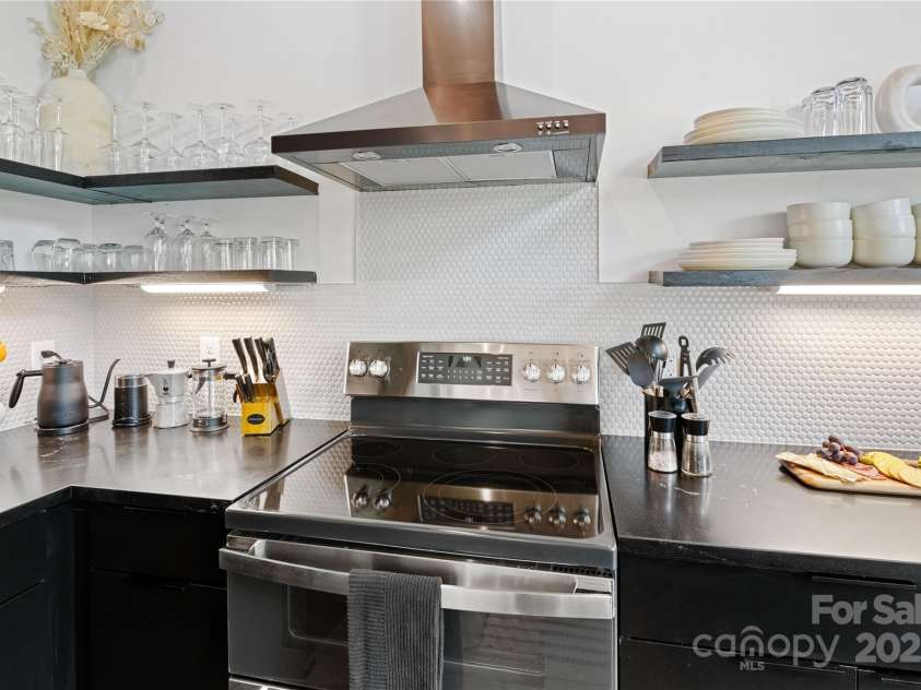 7 & 9 Big Rocky Top Drive, Weaverville, NC 28787.  MLS# CAR4260430, YatesRealty ID 24168. 7 Rocky Top - Samsung Appliances