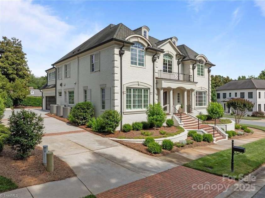 2990 Reynolds Square, Winston Salem, NC 27106.  MLS# CAR4277707, YatesRealty ID 24171. 