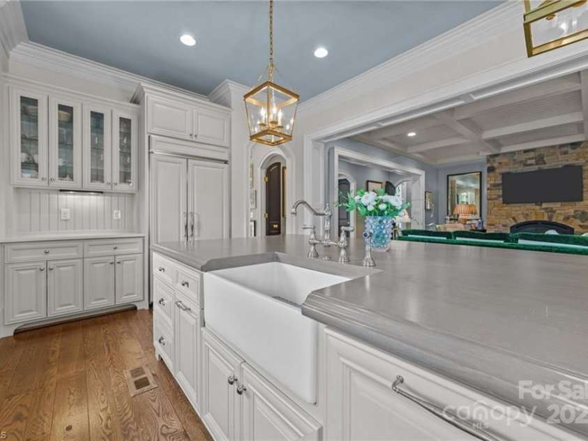 2990 Reynolds Square, Winston Salem, NC 27106.  MLS# CAR4277707, YatesRealty ID 24171. 