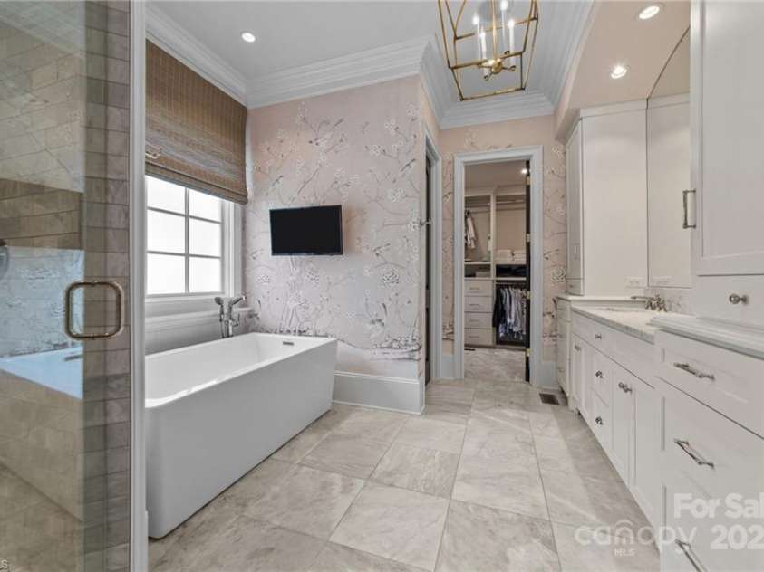 2990 Reynolds Square, Winston Salem, NC 27106.  MLS# CAR4277707, YatesRealty ID 24171. 