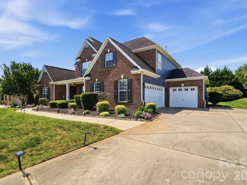 5305 Radcliffe Drive, Waxhaw, NC 28173.  MLS# CAR4382149, YatesRealty ID 24171. 