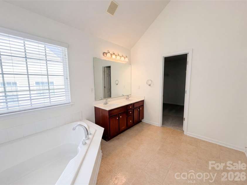 10050 Montrose Drive, Charlotte, NC 28269.  MLS# CAR4383800, YatesRealty ID 24173. 