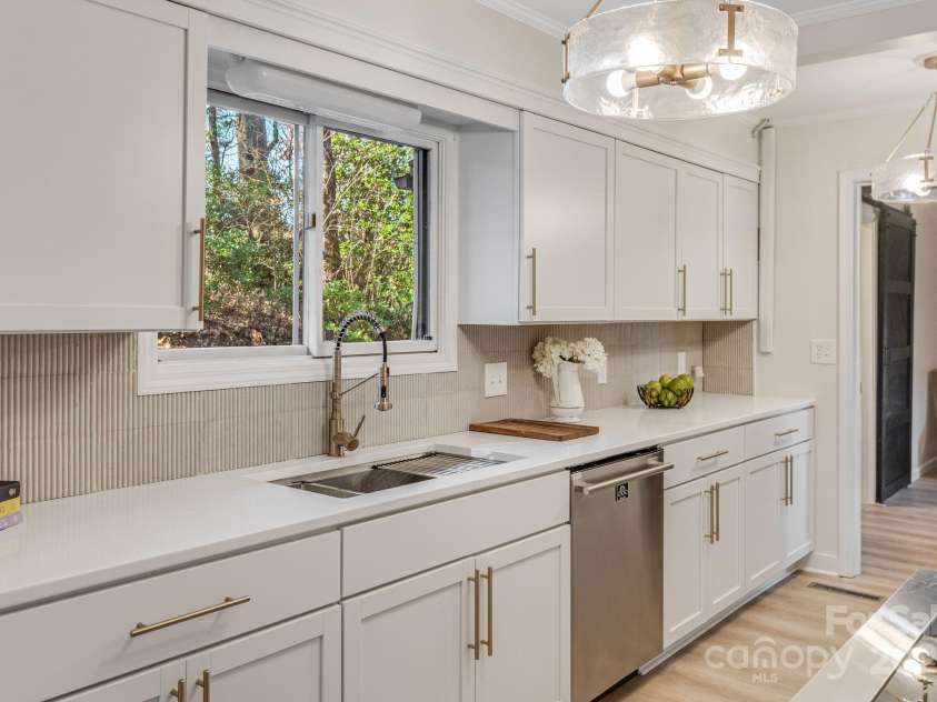 471 Highlands View Road, Highlands, NC 28741.  MLS# CAR4267272, YatesRealty ID 24174. 