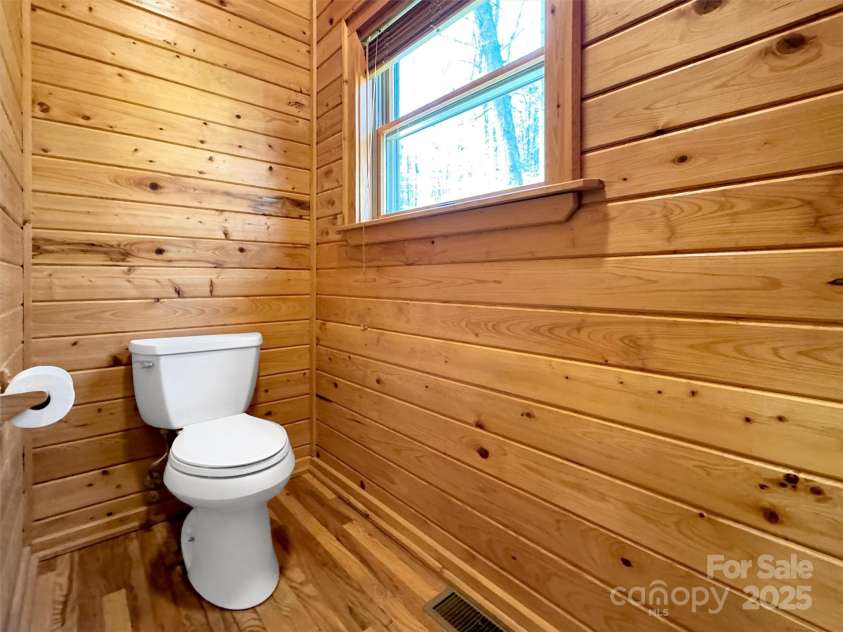 100 Tsali Drive, Waynesville, NC 28785.  MLS# CAR4244909, YatesRealty ID 24175. 1/2 bath main level