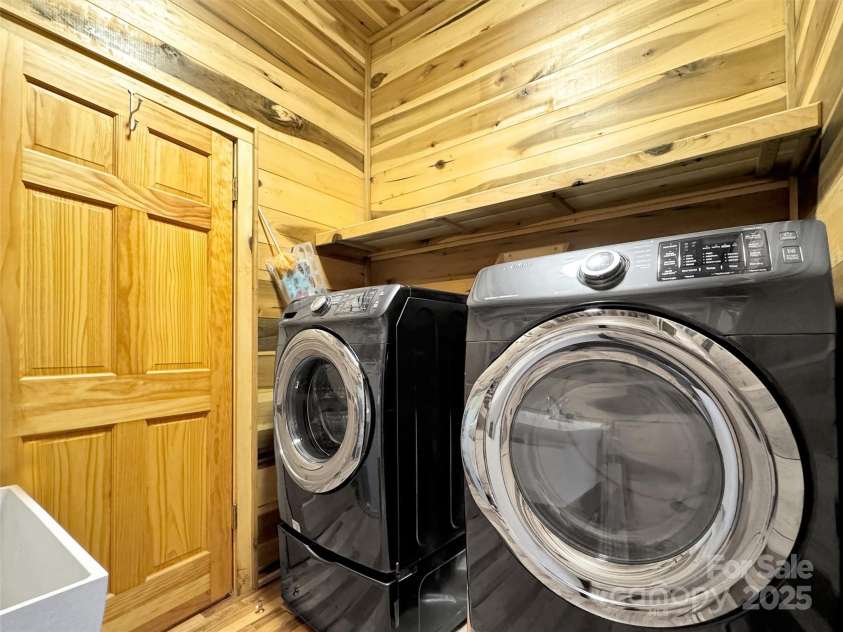 100 Tsali Drive, Waynesville, NC 28785.  MLS# CAR4244909, YatesRealty ID 24175. Laundry main level