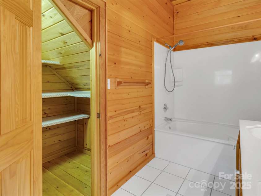 100 Tsali Drive, Waynesville, NC 28785.  MLS# CAR4244909, YatesRealty ID 24175. Main level bath