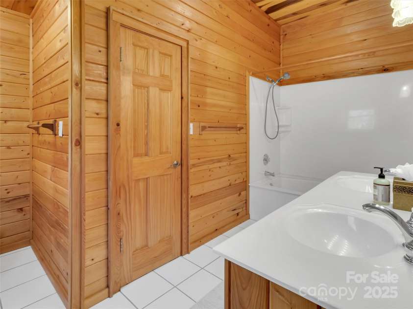 100 Tsali Drive, Waynesville, NC 28785.  MLS# CAR4244909, YatesRealty ID 24175. Main level bath